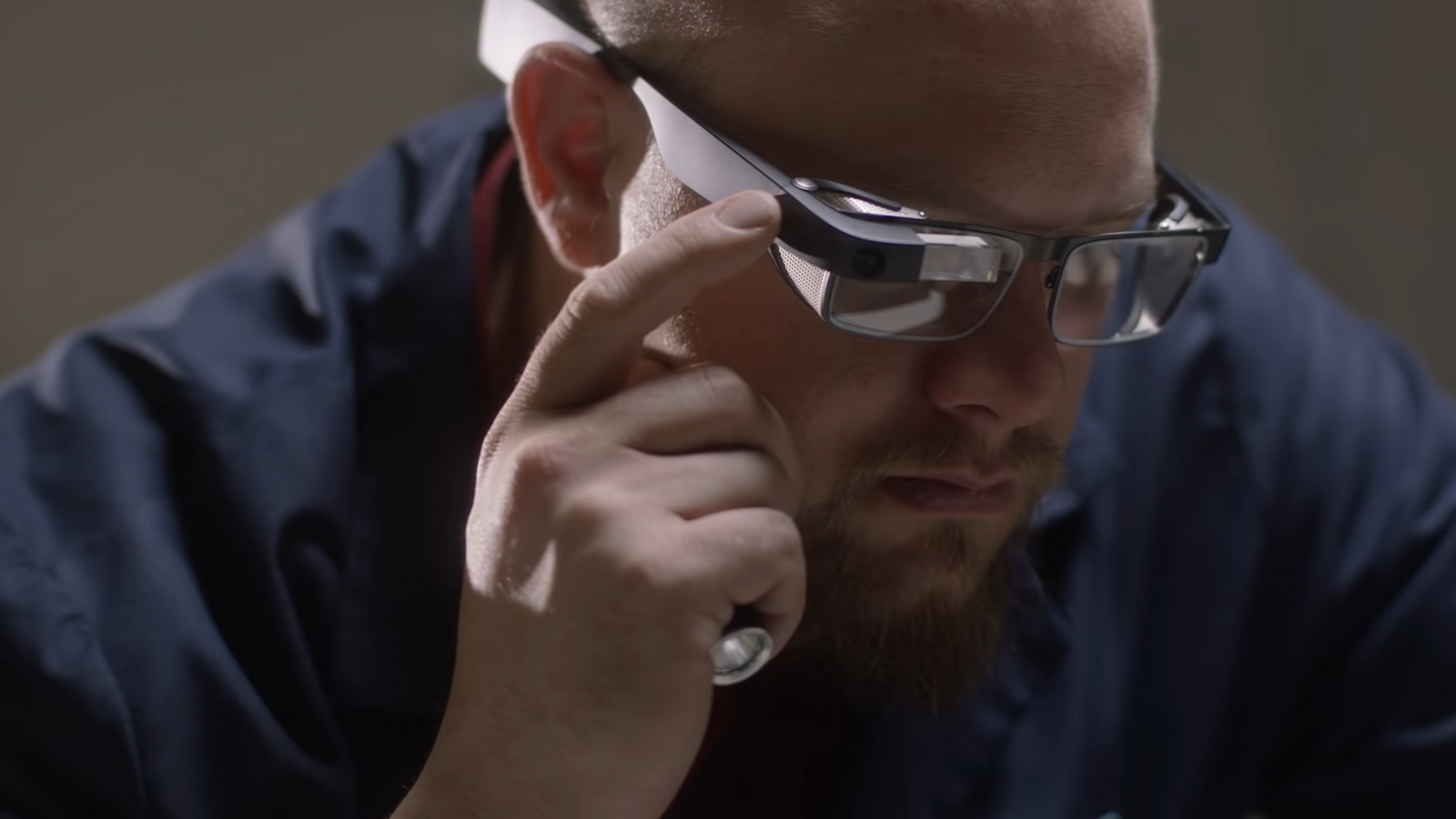 Persona usando unas gafas Glass Enterprise Edition 2.