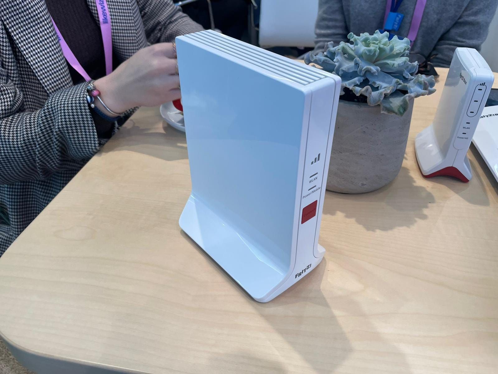 Fotografia del router FRITZ!Box 6835 5G tomada en el stand de FRITZ! durante el MWC 2026 de Barcelona