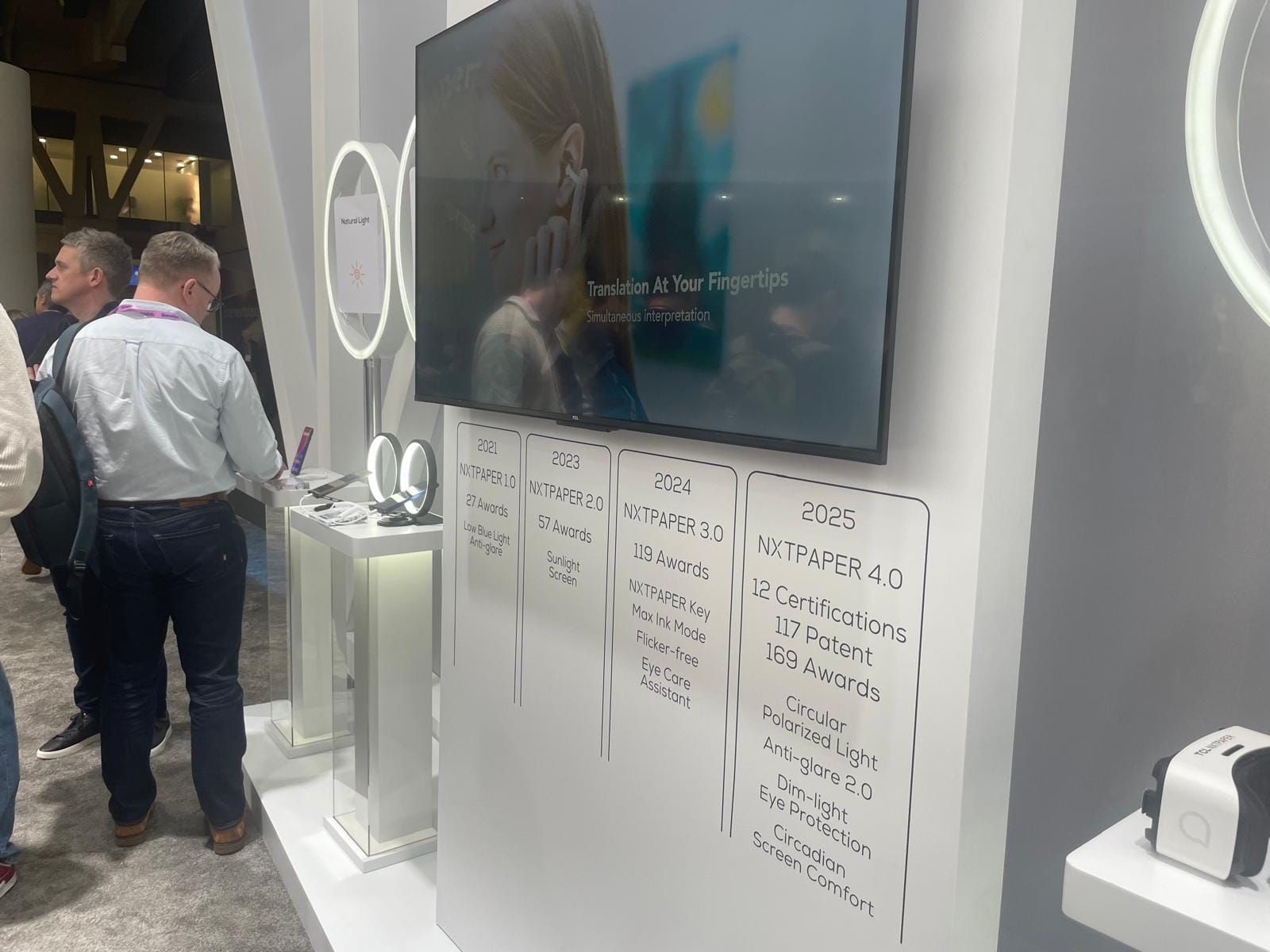 Fotografía de la evolución de la tecnología NXTPAPER tomada durante el MWC 2026 de Barcelona