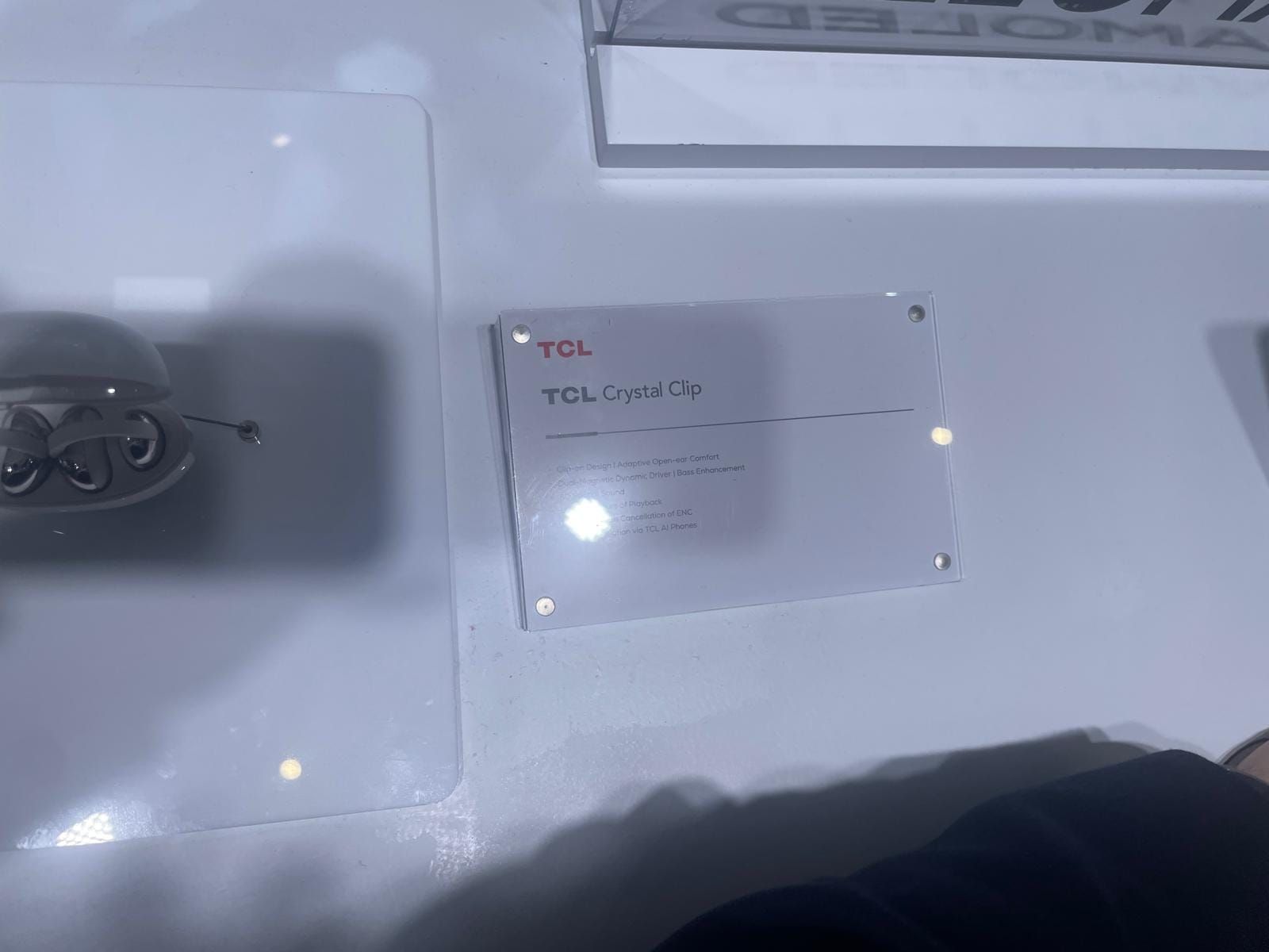 Fotografía de los auriculares TCL CrystalClip durante su presentación en el MWC 2026 de Barcelona