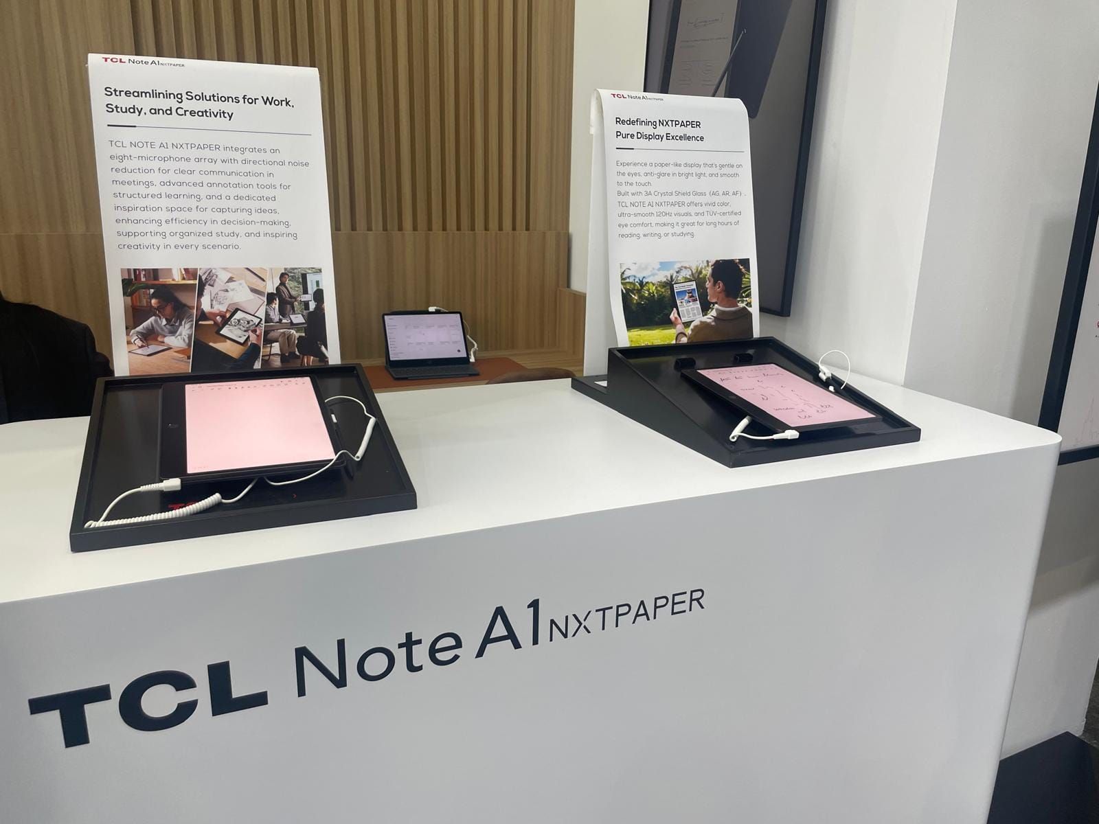 Fotografía del expositor de la TCL Note A1 NXTPAPER durante el MWC 2026 de Barcelona