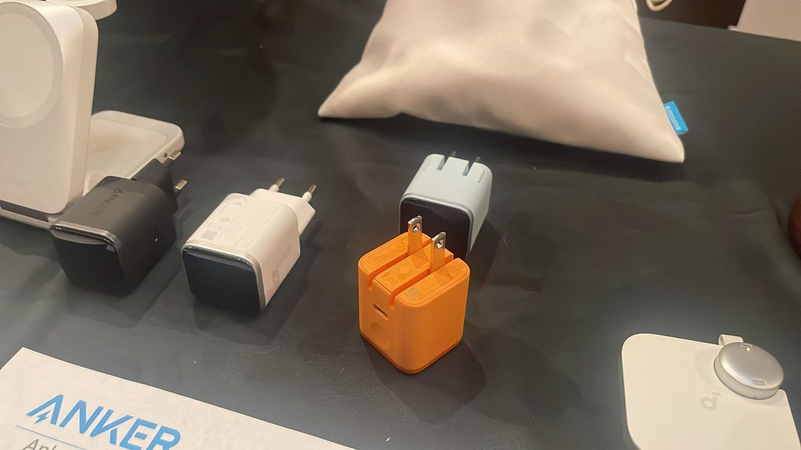 Fotografía de los cargadores Anker Nano de 45W en su exposición en el MWC de Barcelona 2026