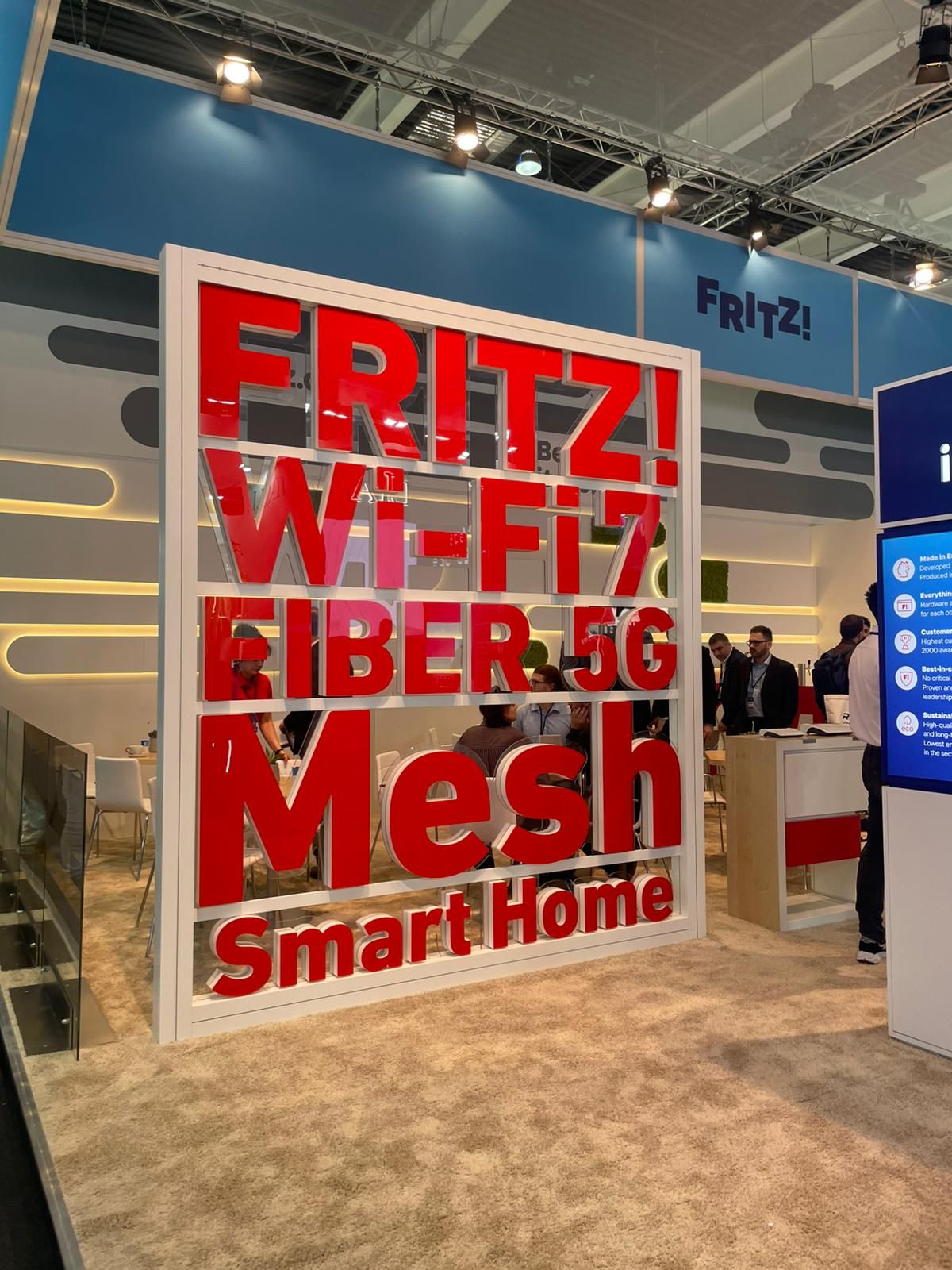 Fotografia del stand de FRITZ! tomada durante el MWC 2026 de Barcelona