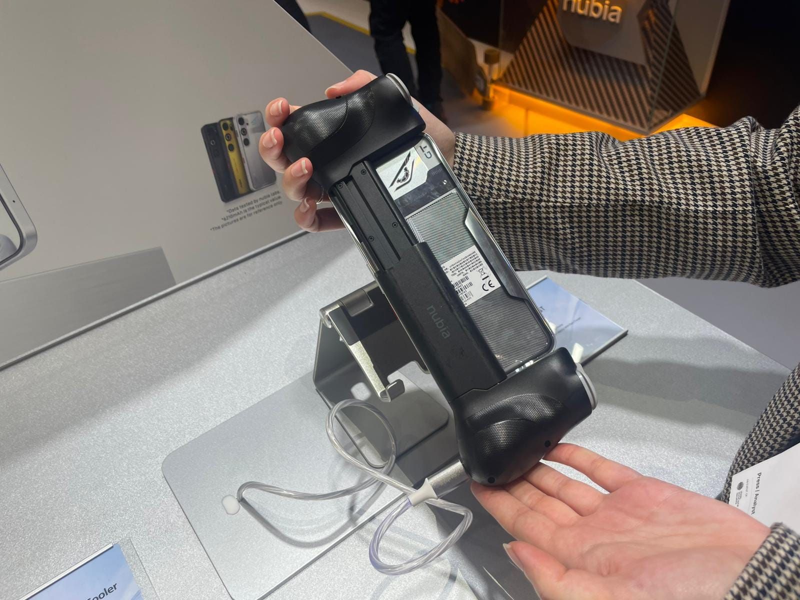 Fotografia de la parte trasera del nuevo nubia Neo 5 GT en su presentación durante el MWC 2026 de Barcelona