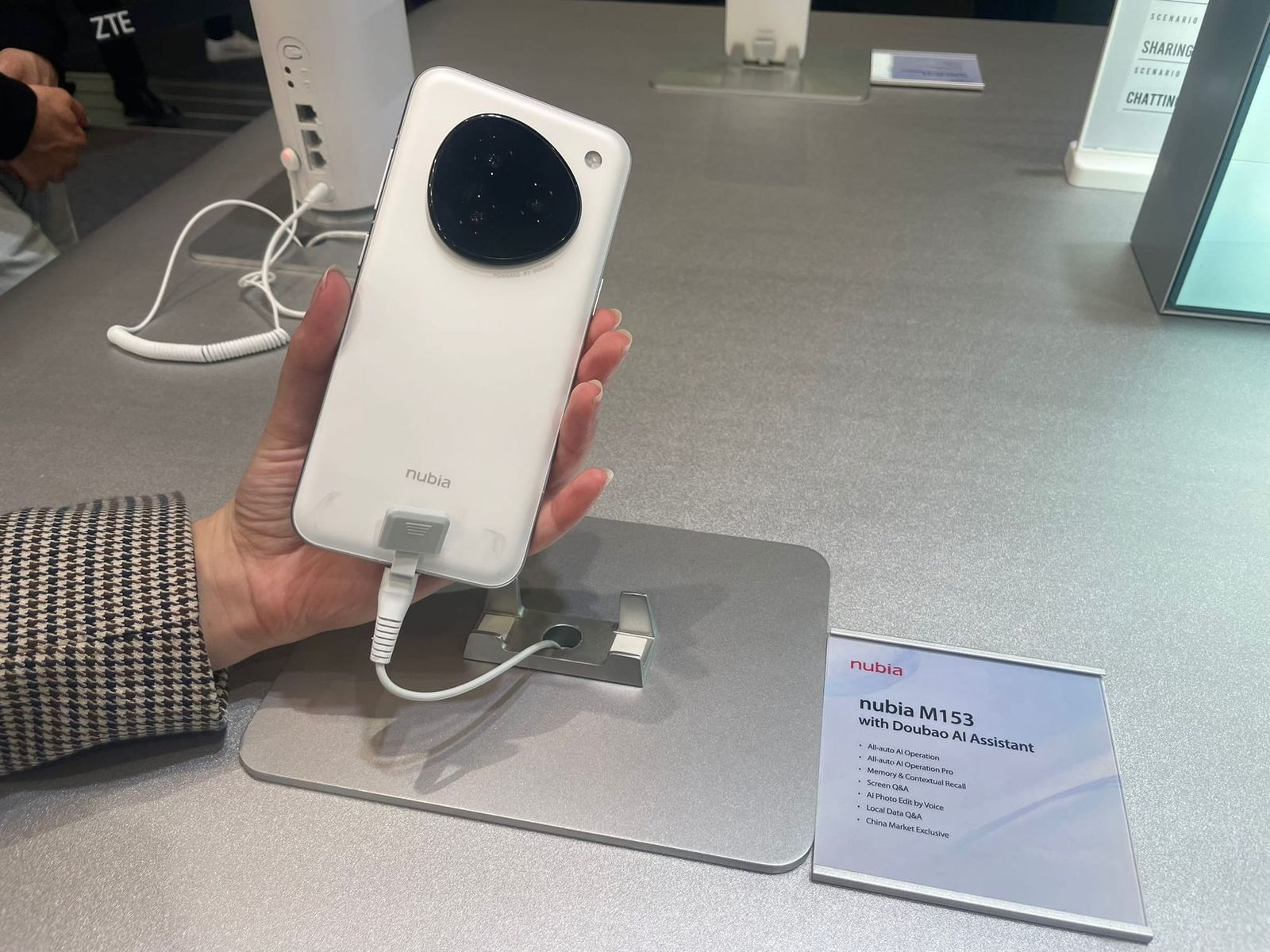 Fotografía del nubia M153 en el stand de ZTE en el MWC 2026