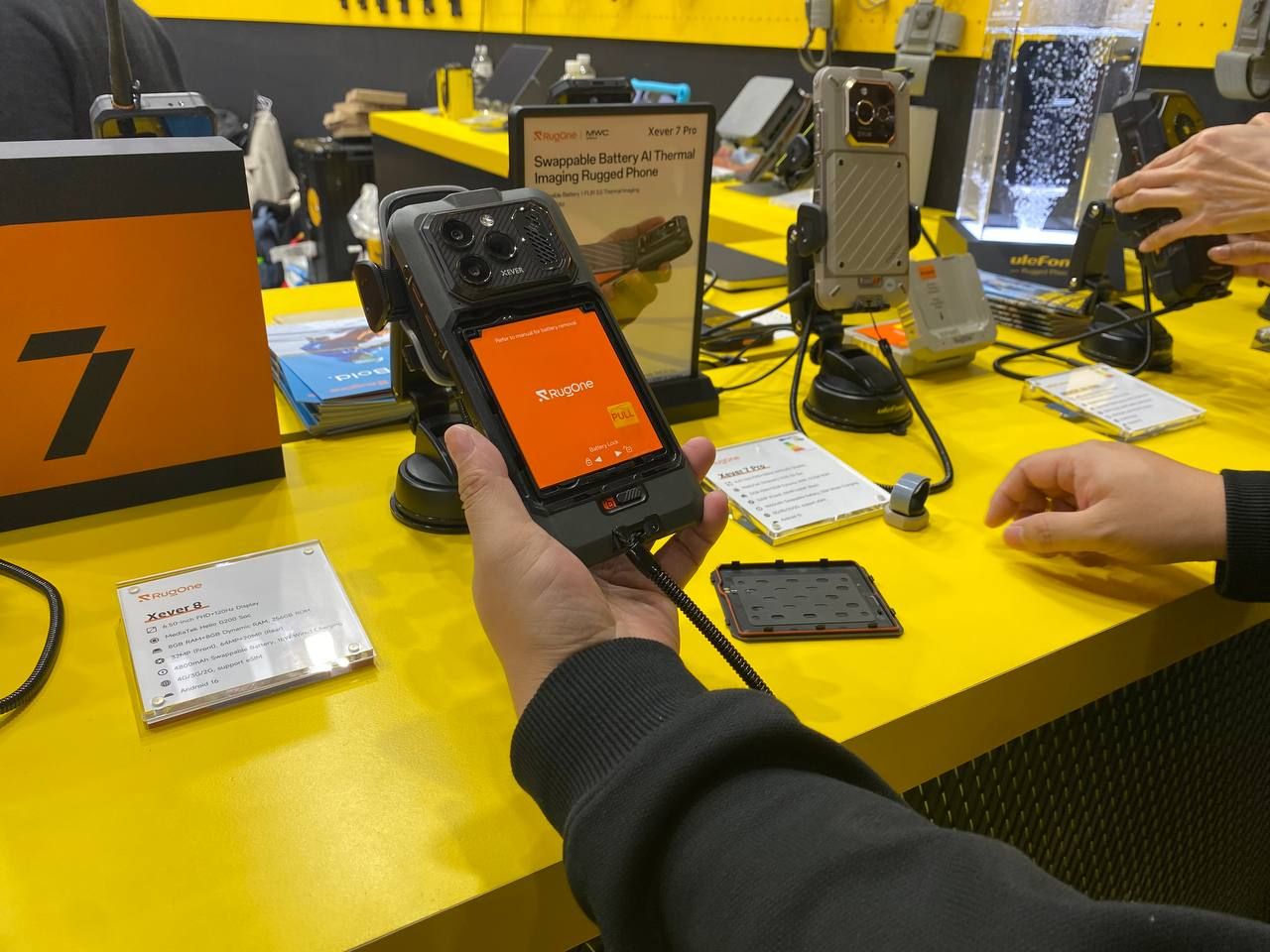 Fotografia del RugOne Xever 7 Pro en su presentación en el MWC 2026 de Barcelona