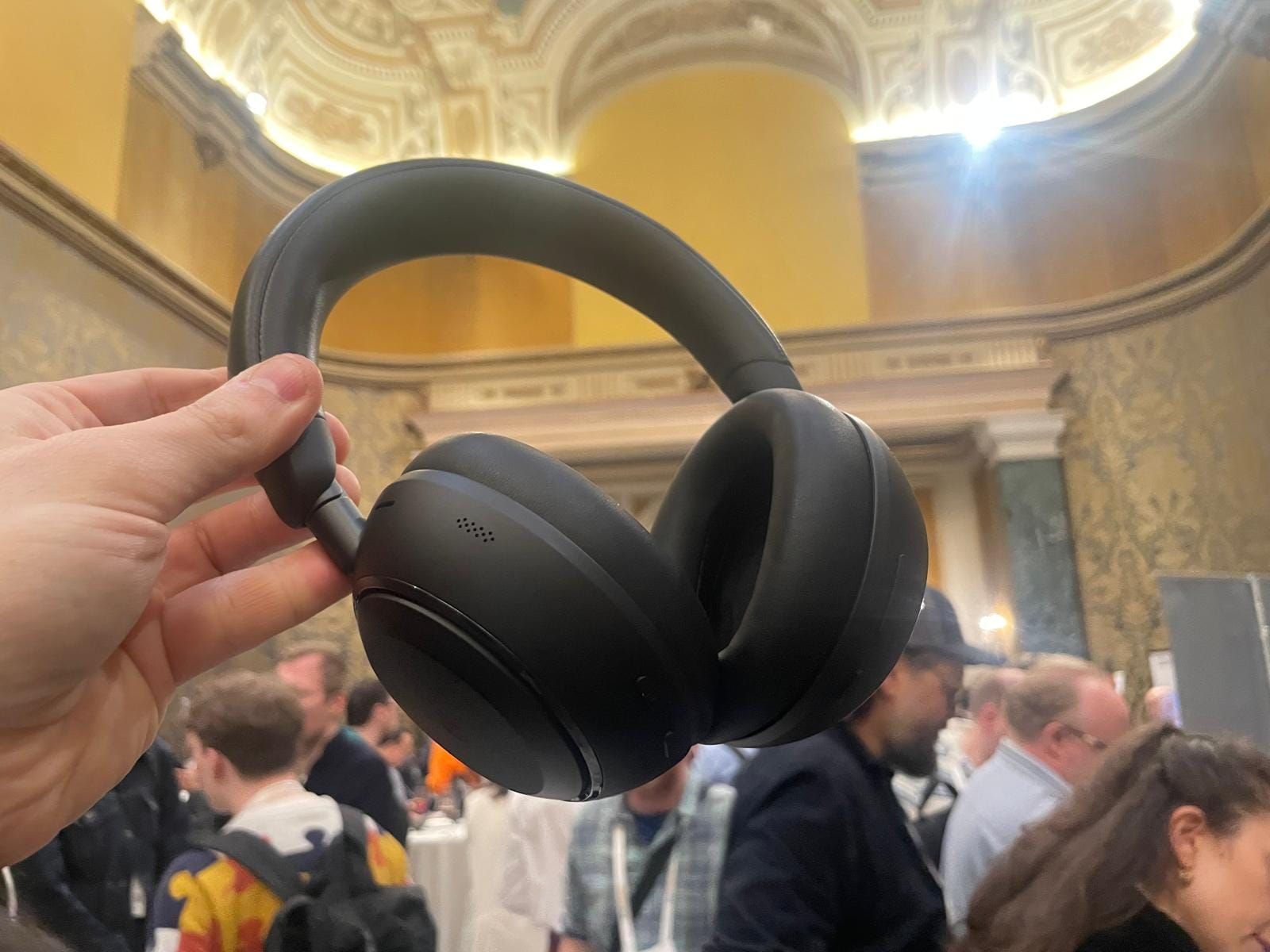 Fotografía de los auriculares soundcore Space 2 en su exposición en el MWC de Barcelona 2026