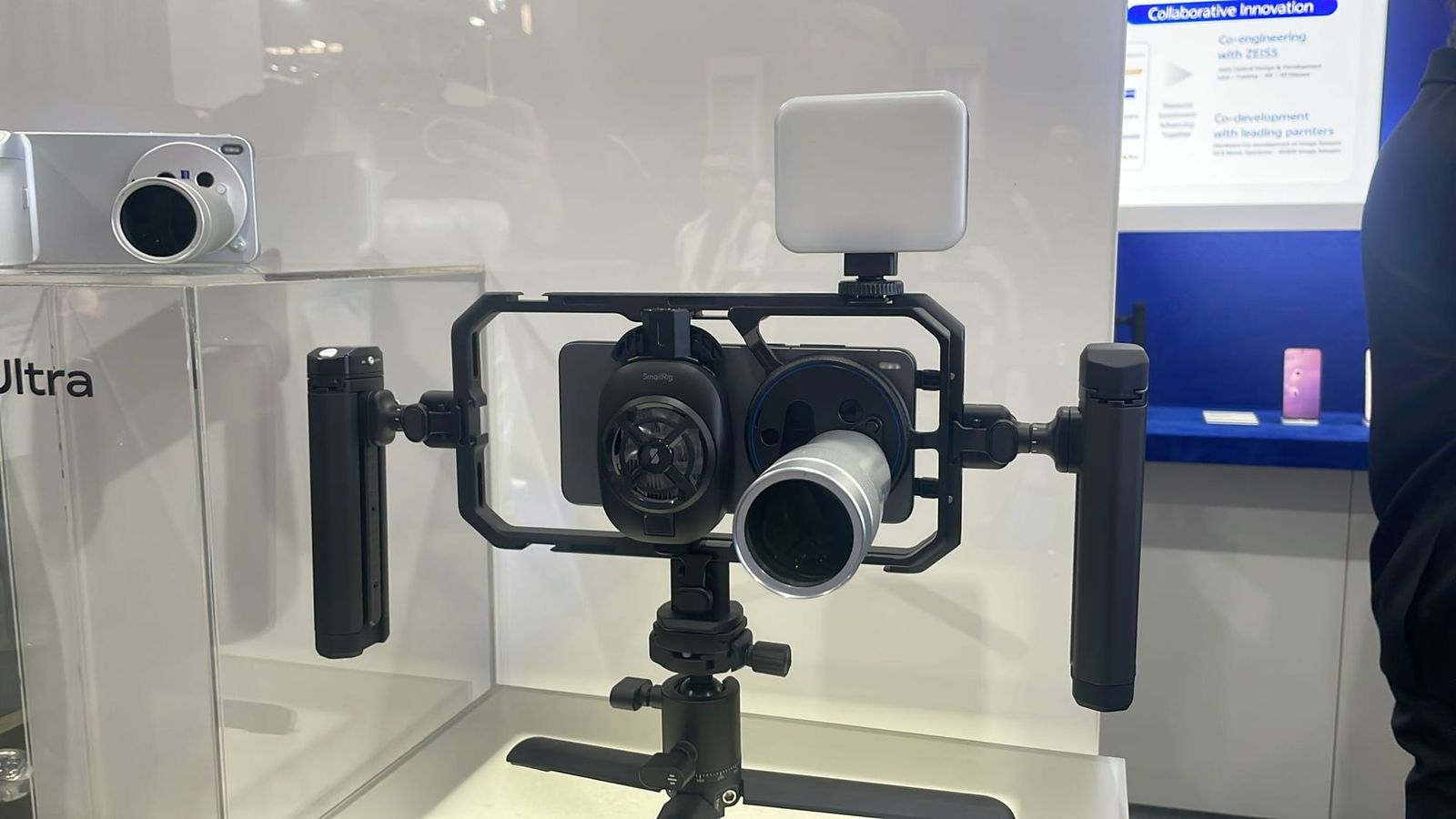 Expositor del Vivo X300 Ultra durante el MWC de Barcelona 2026