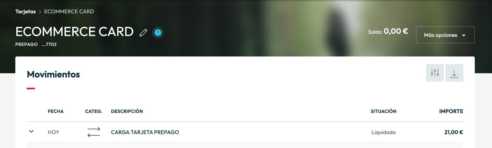 Captura de pantalla de los movimientos de una tarjeta prepago de Openbank donde, tras la recarga, el saldo permanece a 0€